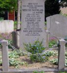 Kome Neeltje 1854-1928 + zoon en 2e echtgenoot (grafsteen).jpg